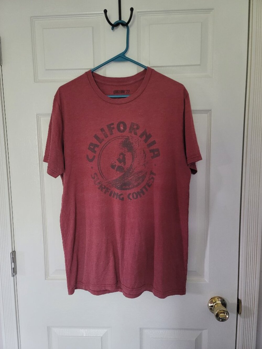 Mens faded red California Surfing Contest Custom '77 t shirt - size L - has spot